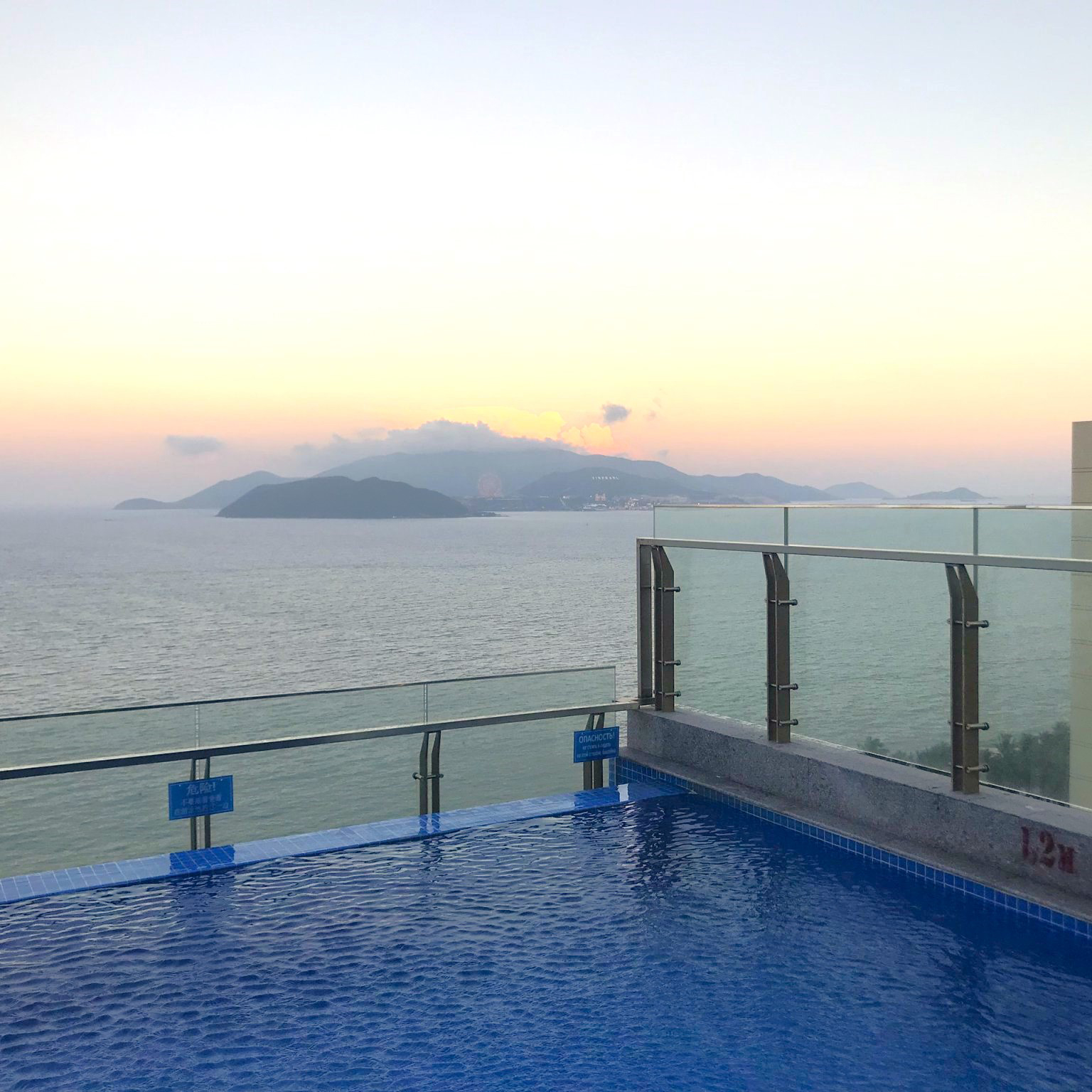 Lan can Kính ban công